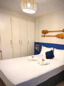 1 dormitorio con 1 cama blanca grande y armarios blancos en Bessa Beach Inn Ideal para Famílias, en João Pessoa