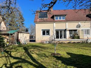 uma casa com uma árvore no quintal em Ferienhaus Molitor em Klagenfurt