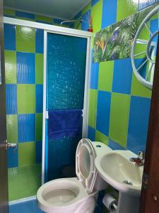 ein Bad mit einem WC und einem Waschbecken in der Unterkunft Jellyfish SAI in La Loma