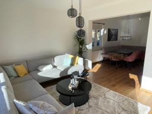 uma sala de estar com um sofá e uma mesa em Ferienhaus Molitor em Klagenfurt