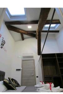 a room with a ceiling with wooden beams at ATTIKO 53 Boutique Rooms in Verona