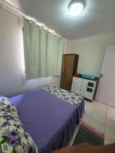 1 dormitorio con 1 cama y vestidor en Apartamento em Curitiba completo e perto de tudo, en Curitiba