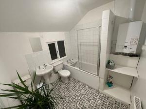 Beautiful, 1 Bedroom Renovated Cottage في ليستر: حمام مع مرحاض ومغسلة وحوض استحمام