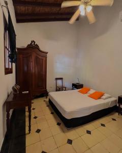 - une chambre avec un lit et un ventilateur de plafond dans l'établissement Encuentros, à Granada