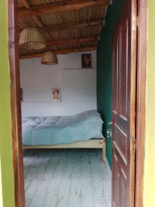 1 dormitorio con 1 cama en una pared verde en TERRAZAS de SUMAJ en Maimará