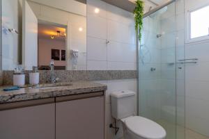 een badkamer met een toilet, een wastafel en een douche bij OFERTA! Ensolarado no 13º andar CENTRAL Próx IMED Garagem in Passo Fundo