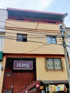 um edifício com um sinal de kimino na lateral em Hostel Kumho Home em Medellín