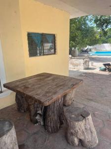 drewniany stół wykonany z kłów drzew w obiekcie Flores Condominios Casa Narciso w mieście Álamos