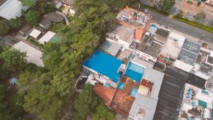 una vista sul soffitto di una piscina di fronte agli edifici di Vivienda turística Arboleda de Cádiz a Ibagué