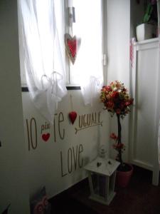 Cette chambre dispose d'une fenêtre avec des cœurs sur le mur. dans l'établissement La casa azzurra, à Moneglia