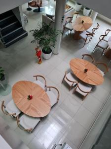 Terraza Apart Hotel في Pichanaki: اطلالة علوية على طاولة وكراسي مع مظلات