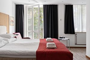 1 dormitorio con 1 cama grande y 2 toallas. en Best Western Hotel Anno 1937, en Kristianstad