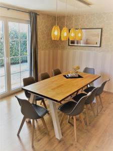 comedor con mesa de madera y sillas en Haus-Am-See-Pratzschwitz, en Pirna