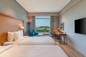 Postel nebo postele na pokoji v ubytování Radisson Hotel Nathdwara + 37 fotografií