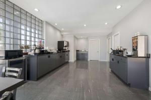 Kuchyň nebo kuchyňský kout v ubytování SureStay Hotel by Best Western Spring North Houston