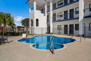 Bazén v ubytování SureStay Hotel by Best Western Spring North Houston nebo v jeho okolí