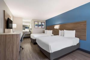 Postel nebo postele na pokoji v ubytování SureStay Hotel by Best Western Spring North Houston