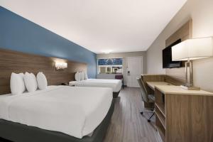 Postel nebo postele na pokoji v ubytování SureStay Hotel by Best Western Spring North Houston