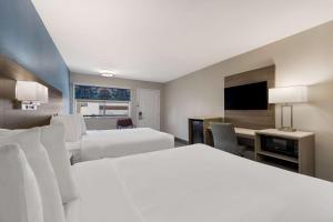 Postel nebo postele na pokoji v ubytování SureStay Hotel by Best Western Spring North Houston