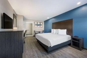 Postel nebo postele na pokoji v ubytování SureStay Hotel by Best Western Spring North Houston