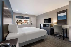 TV a/nebo společenská místnost v ubytování SureStay Hotel by Best Western Spring North Houston