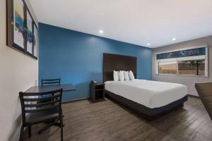 Postel nebo postele na pokoji v ubytování SureStay Hotel by Best Western Spring North Houston