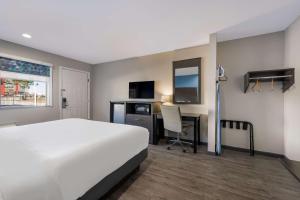 Postel nebo postele na pokoji v ubytování SureStay Hotel by Best Western Spring North Houston