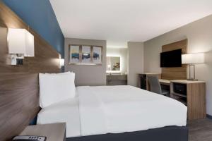 Kuchyň nebo kuchyňský kout v ubytování SureStay Hotel by Best Western Spring North Houston