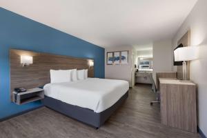 Postel nebo postele na pokoji v ubytování SureStay Hotel by Best Western Spring North Houston