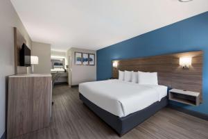 Postel nebo postele na pokoji v ubytování SureStay Hotel by Best Western Spring North Houston