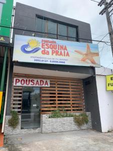 un restaurante con un cartel en el lateral de un edificio en Pousada da Praia, en Recife