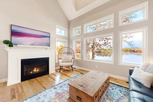 普里茅斯Sandy Beach Road的带壁炉和电视的客厅