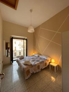 una camera da letto con un letto grande in una stanza di Casa Gian a Benevento