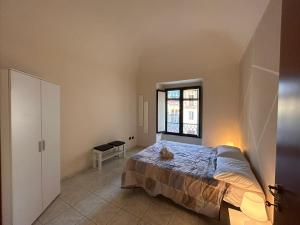una camera da letto con un letto e una finestra di Casa Gian a Benevento