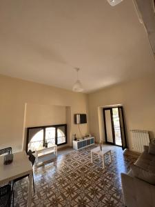 een woonkamer met een bank en een tafel bij Casa Gian in Benevento