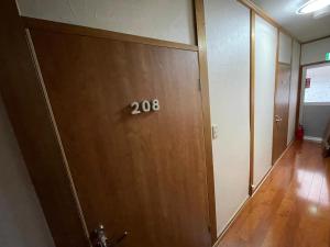鳥取市にあるゲストハウス　浜田園の番号を記載した事務所のドア