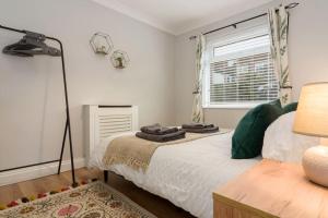 1 dormitorio con cama y ventana en Elegant three bed bungalow en Lincolnshire