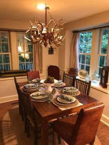 uma mesa de jantar com cadeiras e um lustre em Lock Keepers Cottage on C&O Canal/Potomac River em Sharpsburg