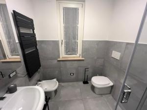 een badkamer met een toilet en een wastafel bij Casa Vacanze Alle Campore in Terni