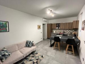 - un salon avec un canapé et une table dans l'établissement Casa Vacanze Alle Campore, à Terni