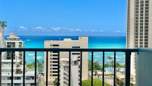 uma vista para o oceano a partir da varanda de um edifício em Jenny's Cottage Waikiki em Honolulu