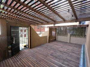 un edificio vacío con toldo y terraza de madera en Hermoso, moderno con patio y terraza 7 personas en Buenos Aires