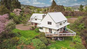 RaurimuにあるSpiral Gardens Country Park Retreatの白屋の空中望 +21枚の写真