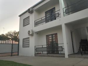 - un bâtiment blanc avec des balcons sur le côté dans l'établissement LA ÑATA, à Concepción del Uruguay