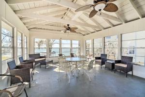 uma sala de jantar com mesa, cadeiras e janelas em Lake Livingston Vacation Rental with Kayaks! em Livingston