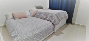 En eller flere senge i et værelse på La Ceiba + 25 billeder