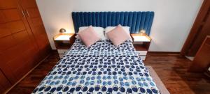 1 dormitorio con 1 cama con radiador azul en APARTAMENTO DE 3 DORMITORIOS EN LA MOLINA, en Lima