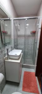 Vonios kambarys apgyvendinimo įstaigoje APARTAMENTO DE 3 DORMITORIOS EN LA MOLINA
