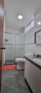 y baño con ducha, aseo y lavamanos. en APARTAMENTO DE 3 DORMITORIOS EN LA MOLINA en Lima
