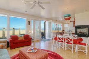 een woonkamer met een rode bank en een keuken bij 1460 Strand Way in Oceano